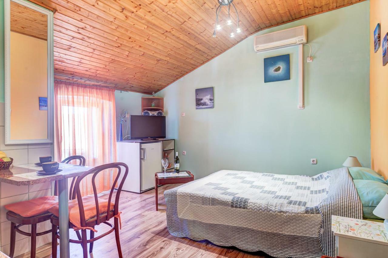 Apartment In Center Пула Экстерьер фото